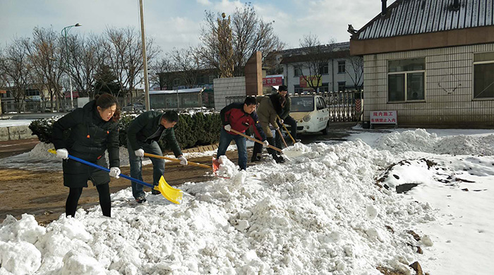 雪后,藍牙裝備義工隊在為敬老院掃雪 雪后,藍牙裝備義工隊在為敬老院掃雪