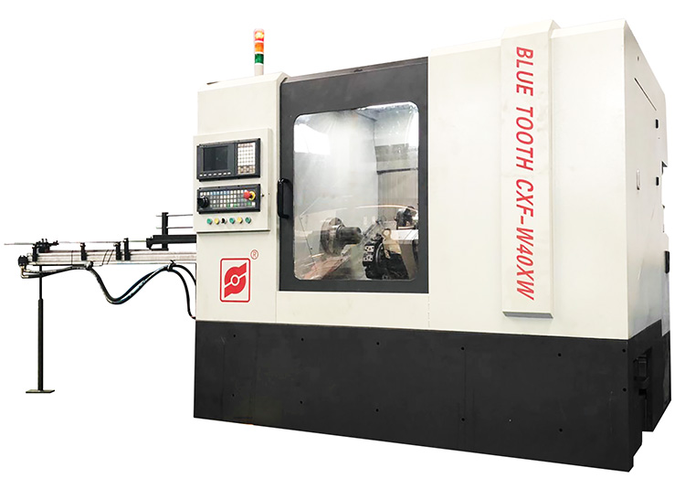 圖11 穿上全套防護的CXF-W40XW全自動數控車方機床